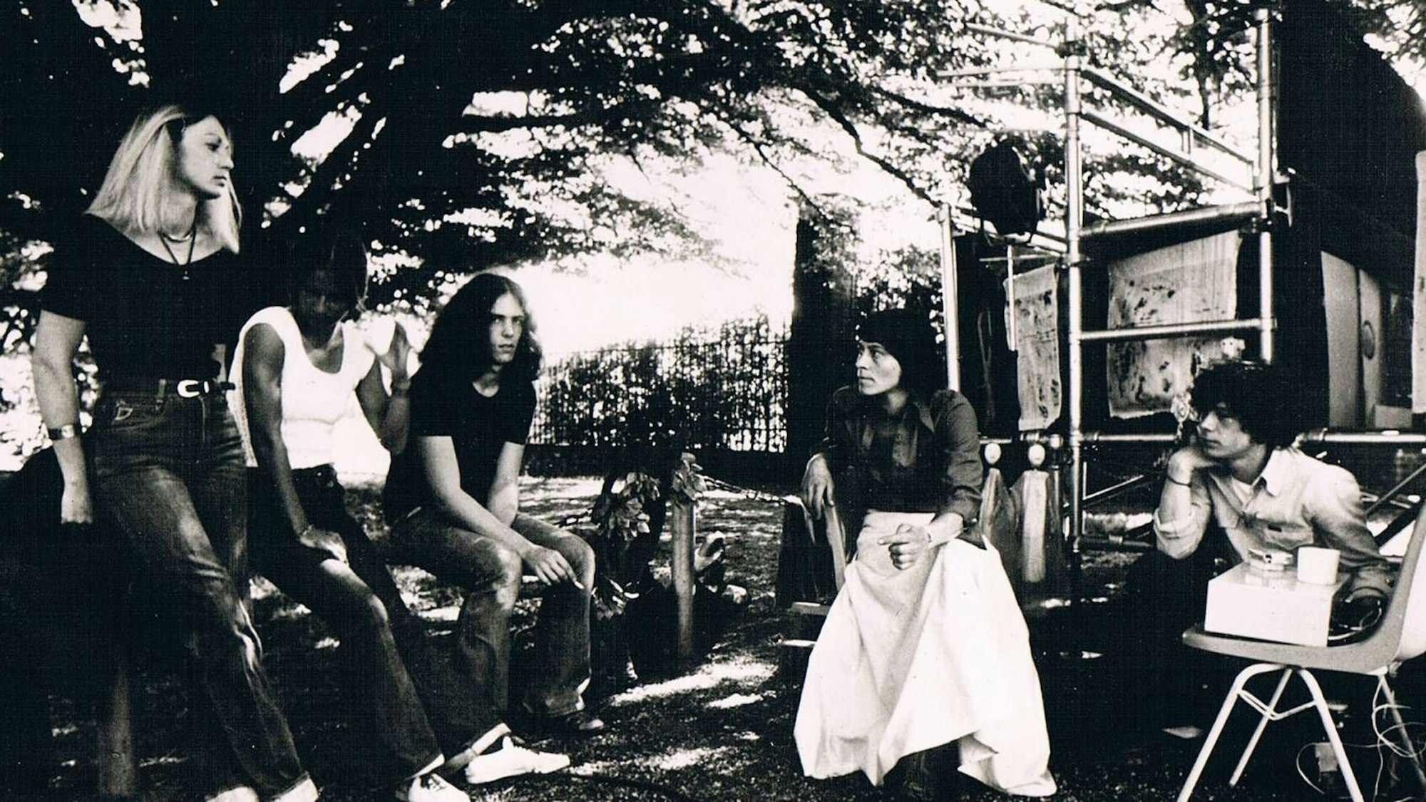 Menschen sitzen auf einem Schwarz-Weiß-Foto zusammen.