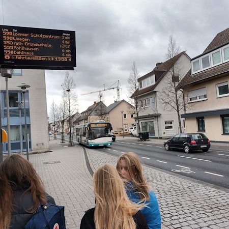Es ist eine Bushaltestelle in Lohmar zu sehen, an der bereits eine elektronische Anzeigetafel eingesetzt wird.