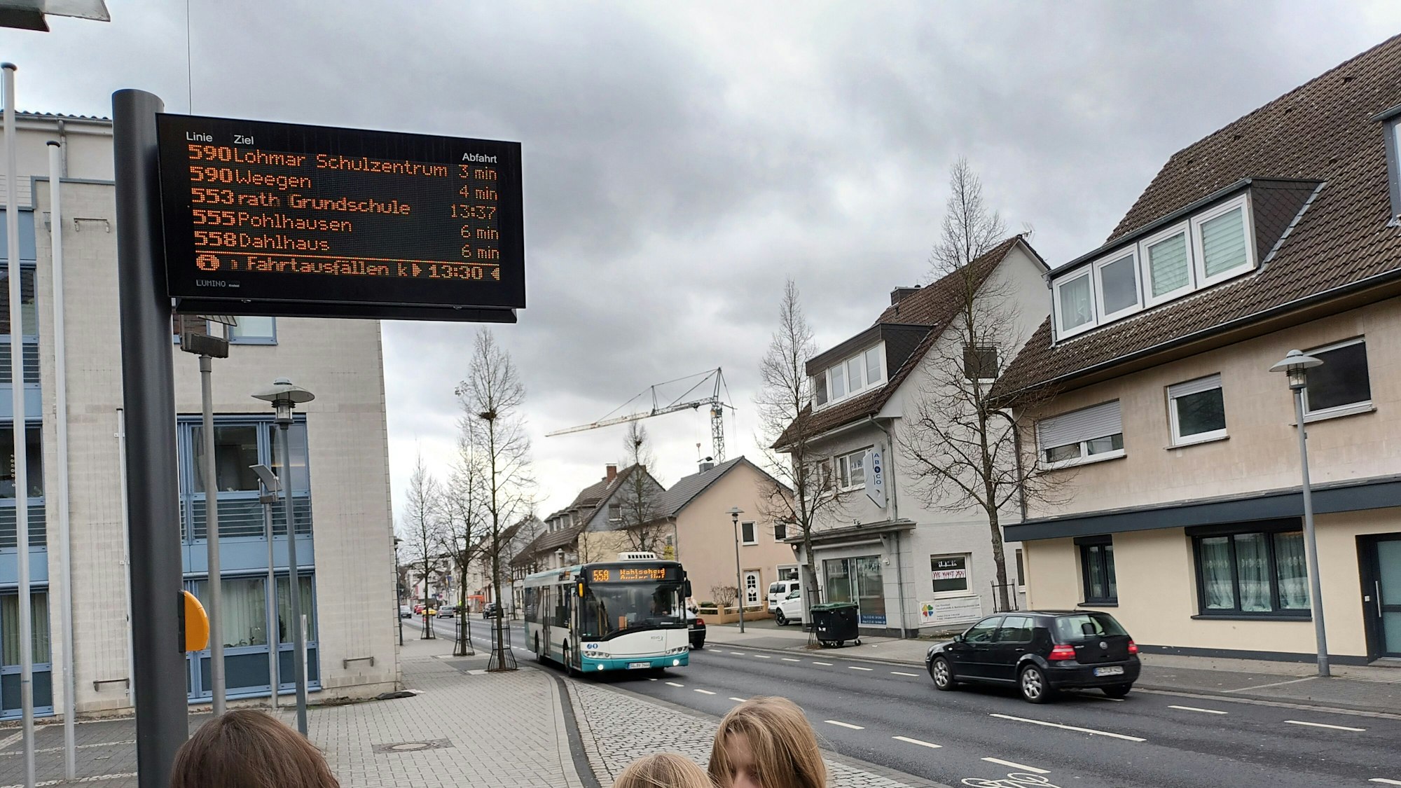 Es ist eine Bushaltestelle in Lohmar zu sehen, an der bereits eine elektronische Anzeigetafel eingesetzt wird.