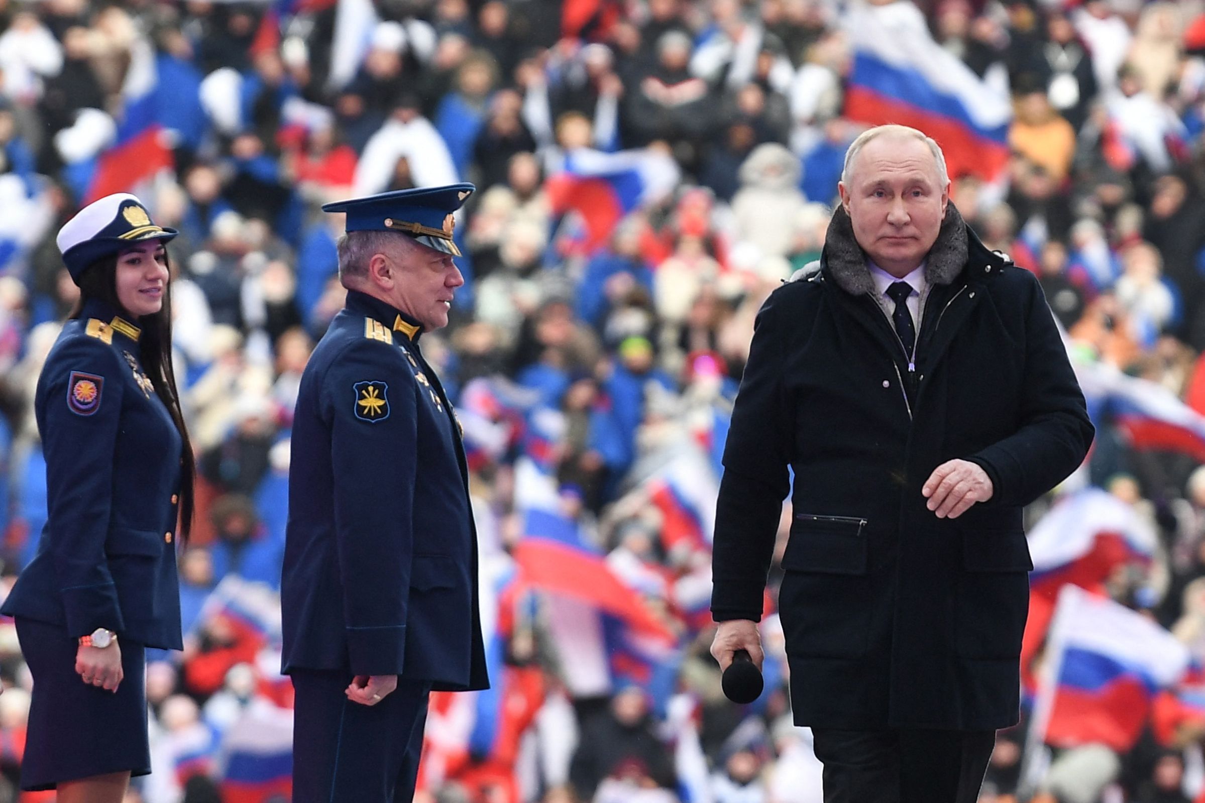 Kremlchef Wladimir Putin auf der Bühne im Moskauer Luschniki-Stadion.