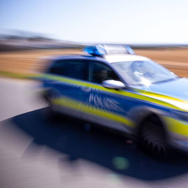 Ein fahrendes Polizeiauto.
