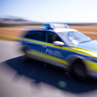 Ein fahrendes Polizeiauto.