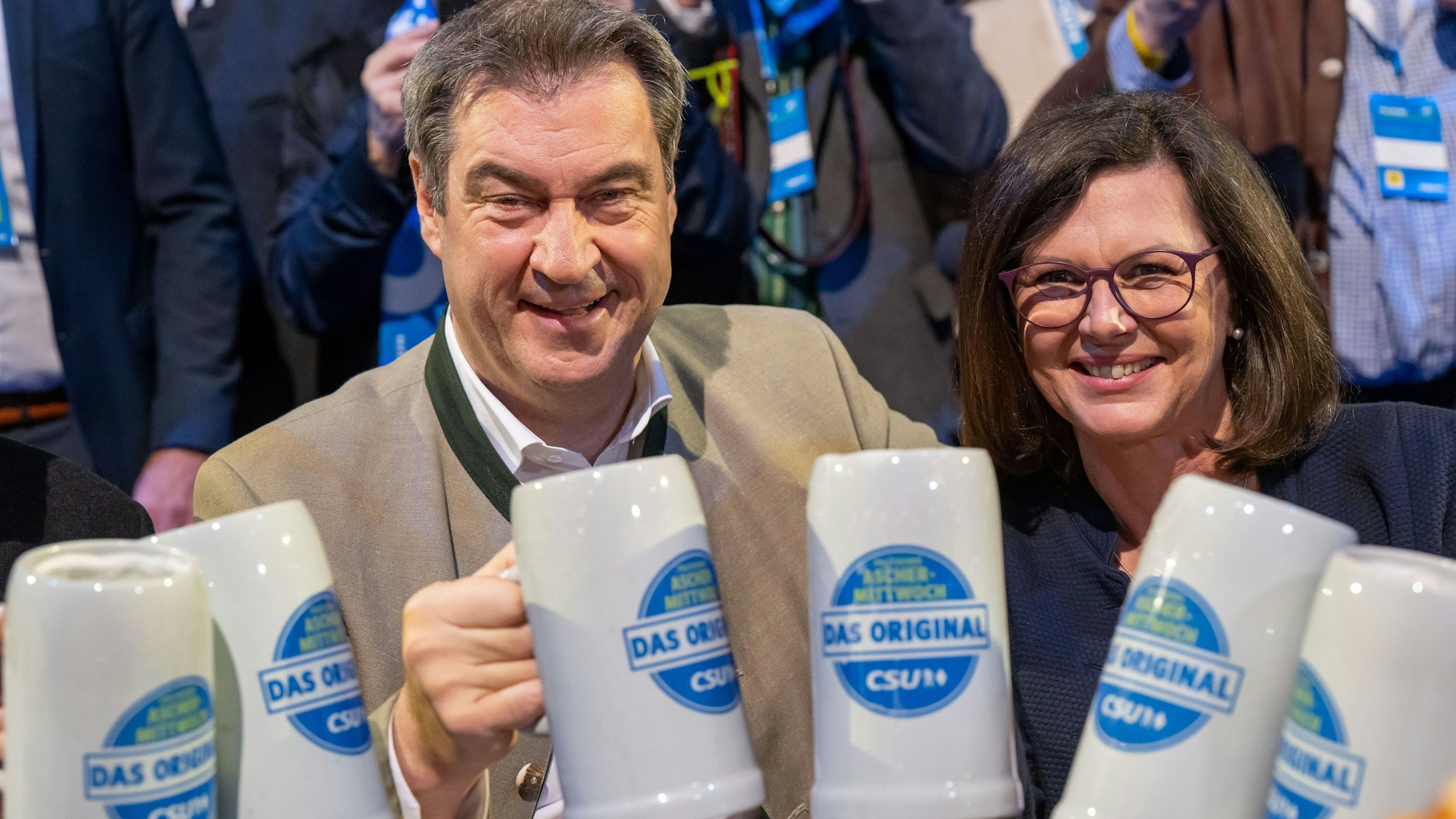 Der CSU-Vorsitzende und bayerische Ministerpräsident Markus Söder prostet mit Bier beim Politischen Aschermittwoch der CSU in der Dreiländerhalle Passau in Richtung Kamera. Rechts Ilse Aigner (CSU), Präsidentin des Bayerischen Landtags.