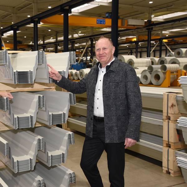 Lars Pfeiffer und Heiko Mahle vor ihren Metallprofilen.