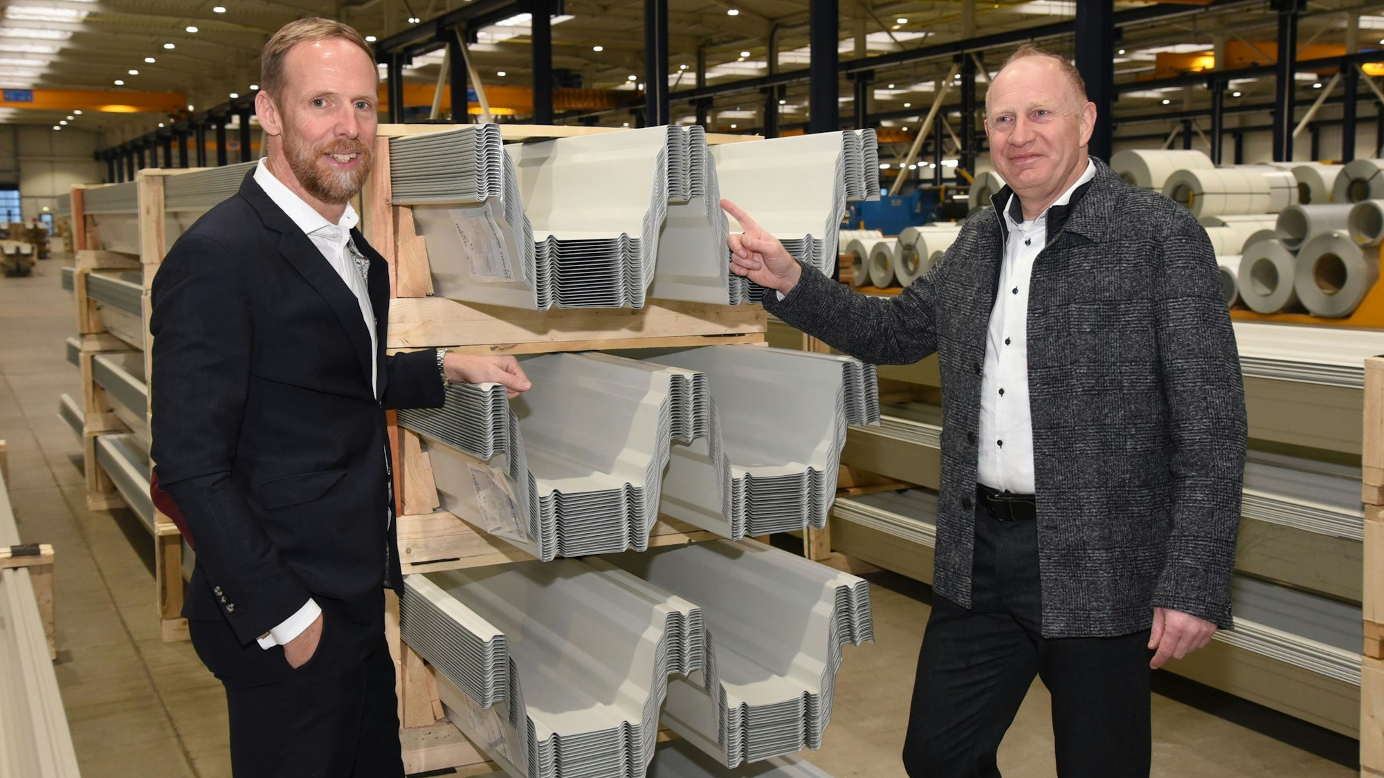Lars Pfeiffer und Heiko Mahle vor ihren Metallprofilen.