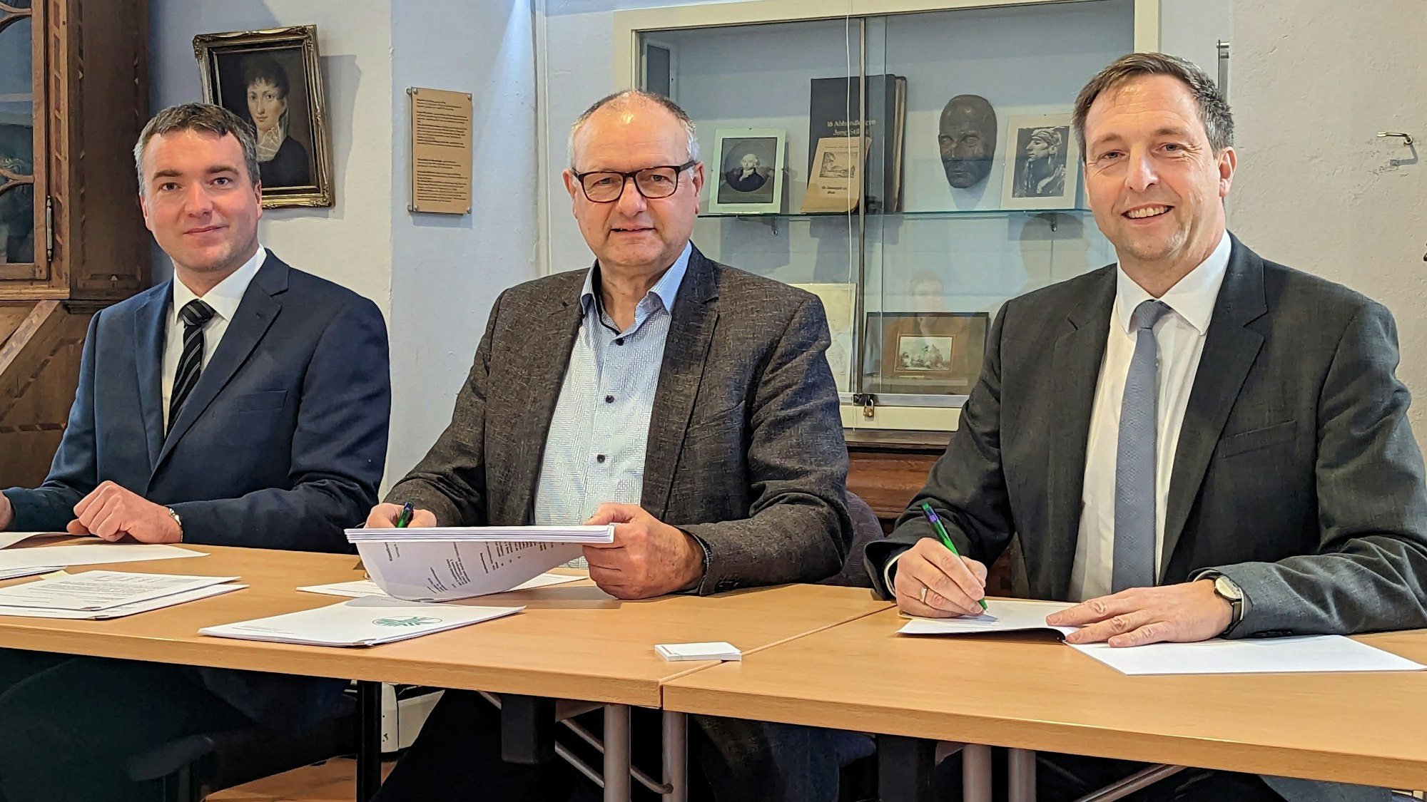 Waldeigentümer und Geschäftsführer Forstbetrieb Bever, Christian Hardt, Bürgermeister Dieter Persian, Geschäftsführer Friedwald Matthias Laufer (v.l.)