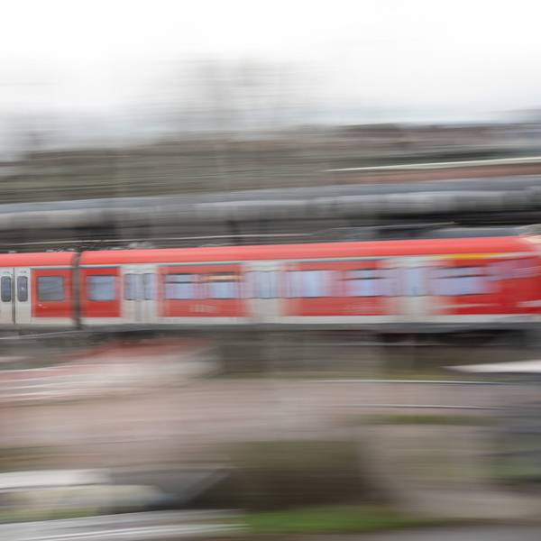 Eine S-Bahn fährt auf einem Gleis (Archivfoto).