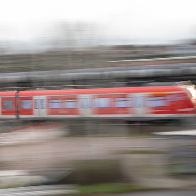 Eine S-Bahn fährt auf einem Gleis (Archivfoto).