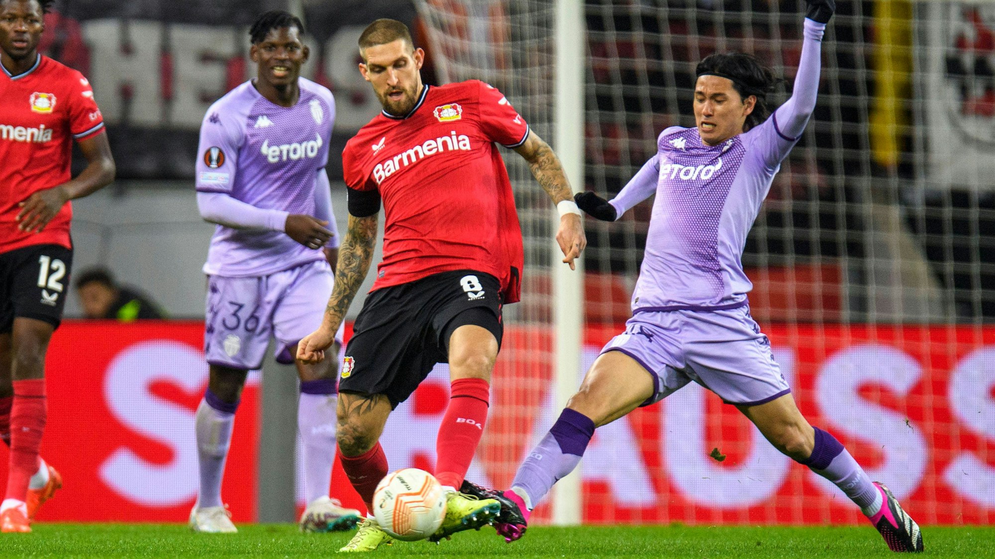 Fußball: Champions League, Saison 2022/2023, Achtelfinale, Bayer 04 Leverkusen - AS Monaco am 16.02.2023 in Leverkusen Nordrhein-Westfalen. Leverkusen s Robert Andrich im Zweikampf mit Monacos Takumi Minamino *** Soccer Champions League, 2022 2023 season, round of 16, Bayer 04 Leverkusen AS Monaco on 16 02 2023 in Leverkusen North Rhine Westphalia Leverkusen s Robert Andrich in a duel with Monacos Takumi Minamino Copyright: xKirchnerx/xChristopherxNeundorfx