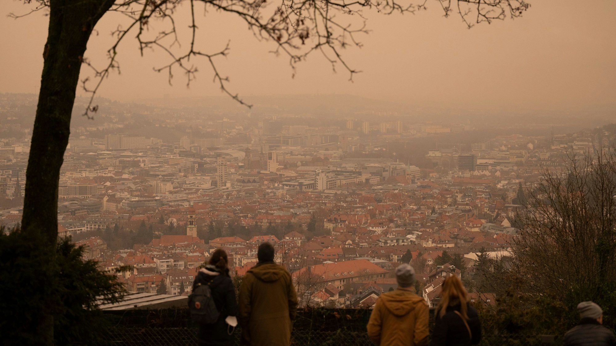 Gelb-rötlicher Himmel über Stuttgart, wegen Saharastaub, im Jahr 2021.