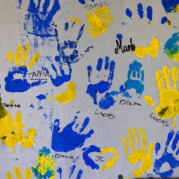 Handabdrücke in Blau und Gelb – die Farben der ukrainischen Landesflagge und ein Zeichen der Solidarität.