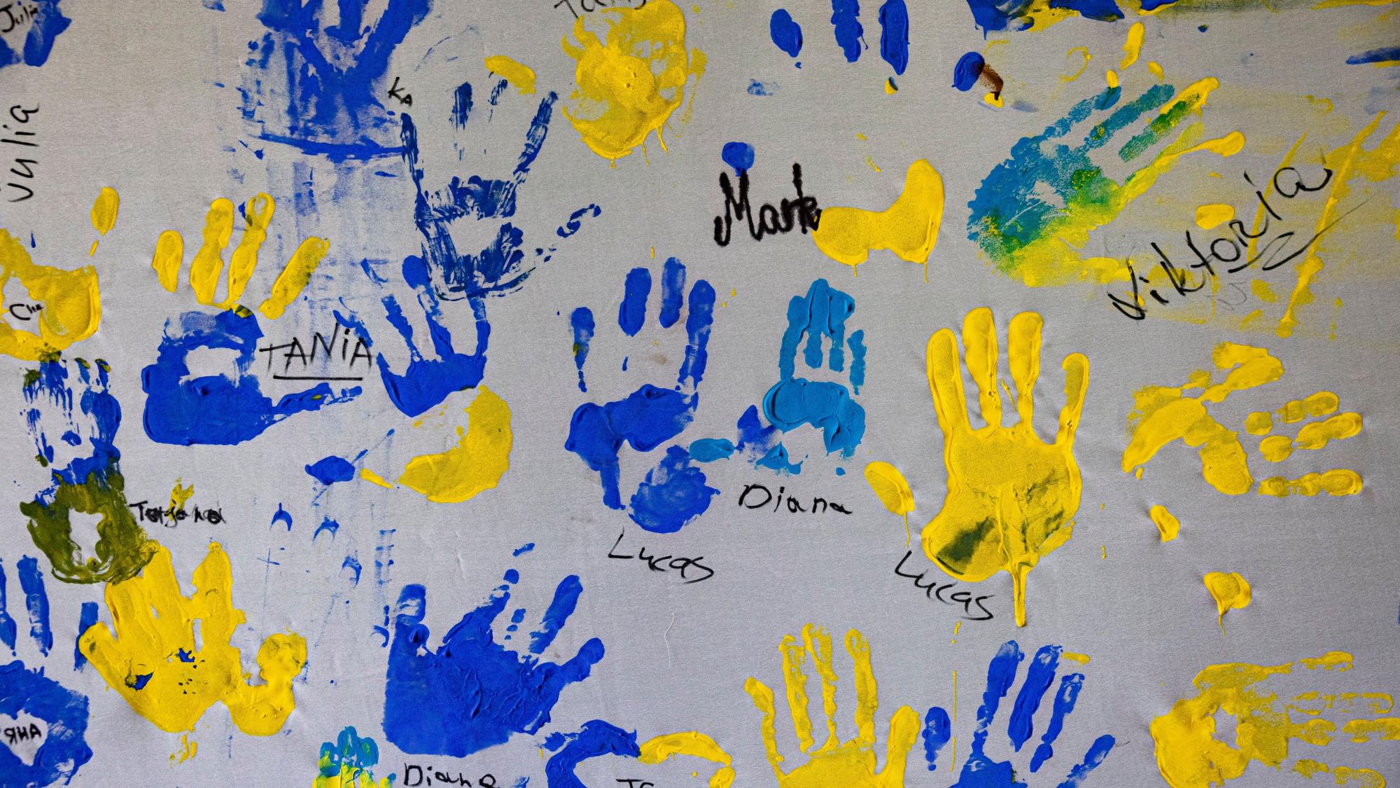 Handabdrücke in Blau und Gelb – die Farben der ukrainischen Landesflagge und ein Zeichen der Solidarität.
