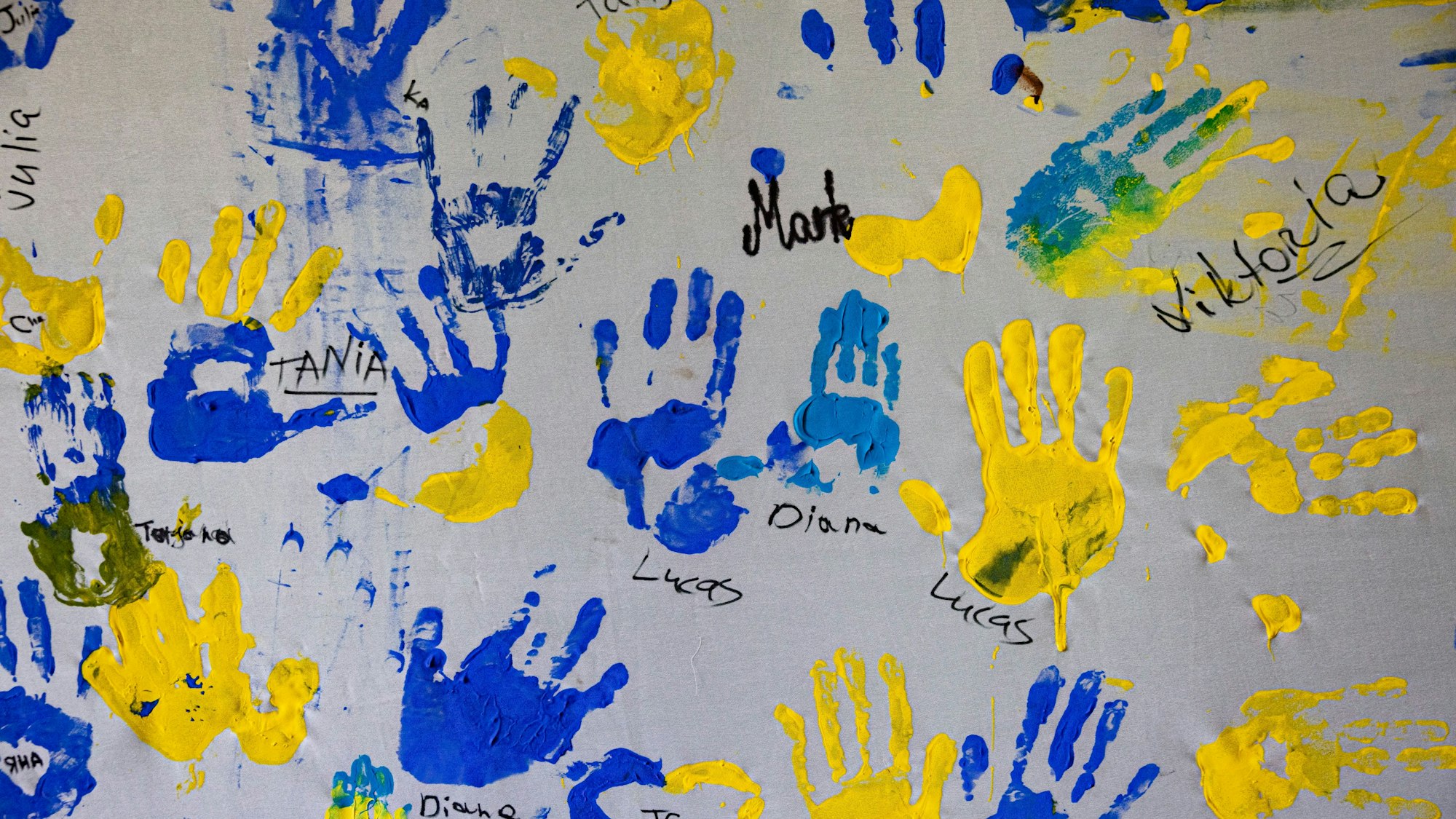 Handabdrücke in Blau und Gelb – die Farben der ukrainischen Landesflagge und ein Zeichen der Solidarität.