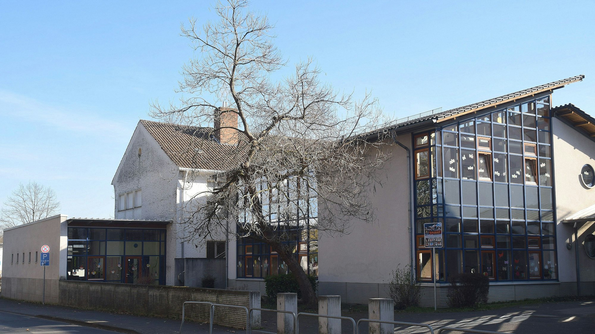 Die Johann-Wallraf-Schule.mit der Hinteransicht von der Burgstraße aus