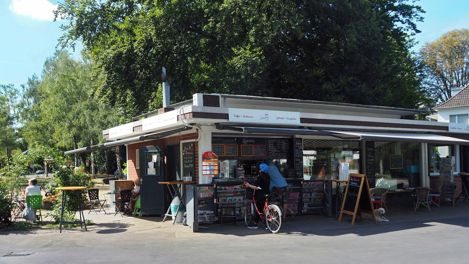 Am Emma-Kiosk lässt sich neben Kaffee auch Aperol-Spritz genießen.