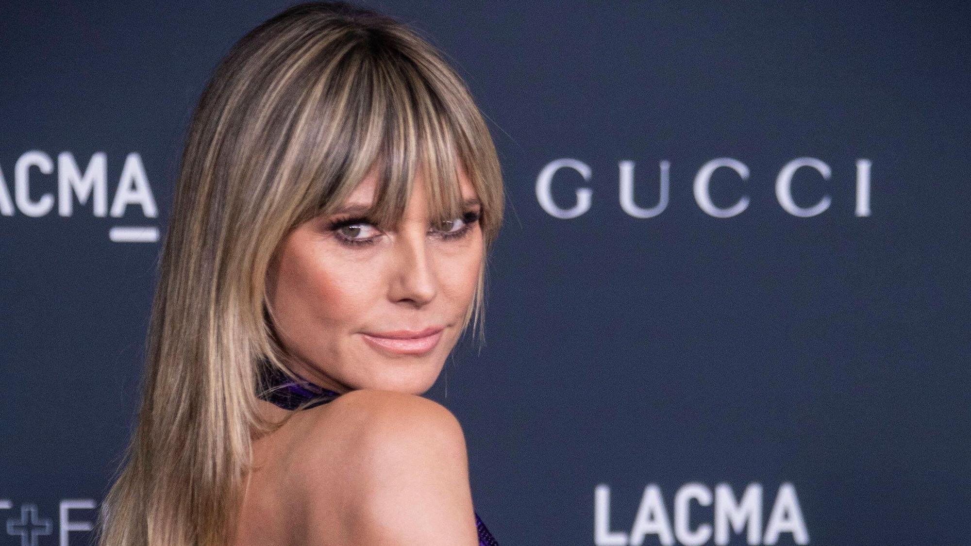 Heidi Klum blickt zurück und schaut in die Kamera.
