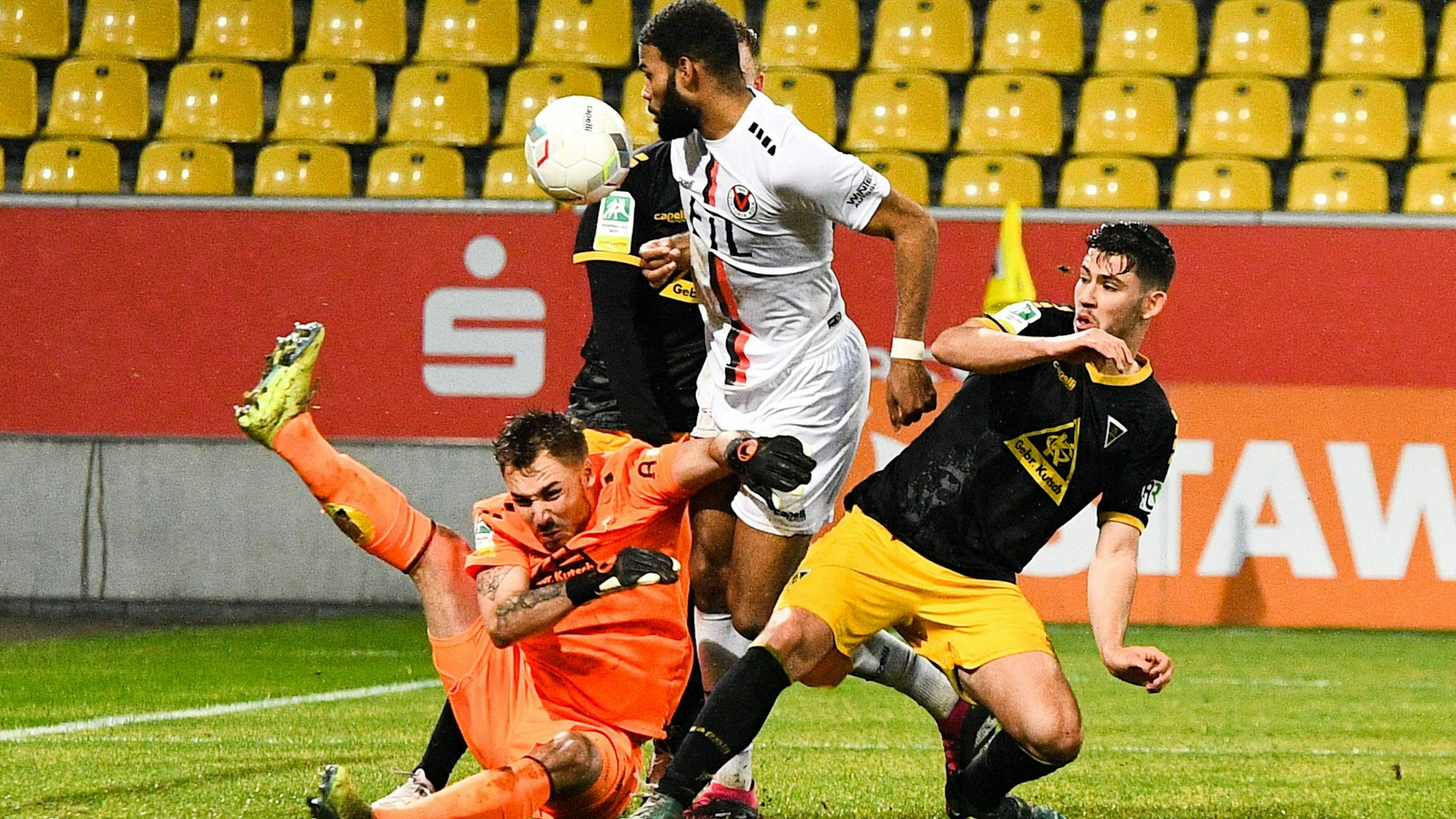 Jamil Siebert Viktoria Köln, 20, 3. v.li. erzielt das Tor zum 0:1, Treffer, Torerfolg, Action, Aktion, Spielszene, 22.02.2023, Aachen Deutschland, Fussball, Mittelrheinpokal, Viertelfinale, TSV Alemannia Aachen - FC Viktoria Köln, Fussball, Mittelrheinpokal, Viertelfinale, TSV Alemannia Aachen - FC Viktoria Köln, DFB/DFL REGULATIONS PROHIBIT ANY USE OF PHOTOGRAPHS AS IMAGE SEQUENCES AND/OR QUASI-VIDEO. *** Jamil Siebert Viktoria Köln, 20, 3 v li scores the goal to 0 1, hit, goal, action, game scene, 22 02 2023, Aachen Germany , football, Mittelrheinpokal, quarterfinal, TSV Alemannia Aachen FC Viktoria Köln, football, Mittelrheinpokal, quarterfinal, TSV Alemannia Aachen FC Viktoria Köln, DFB DFL REGULATIONS PROHIBIT ANY USE OF PHOTOGRAPHS AS IMAGE SEQUENCES AND OR QUASI VIDEO xmhx