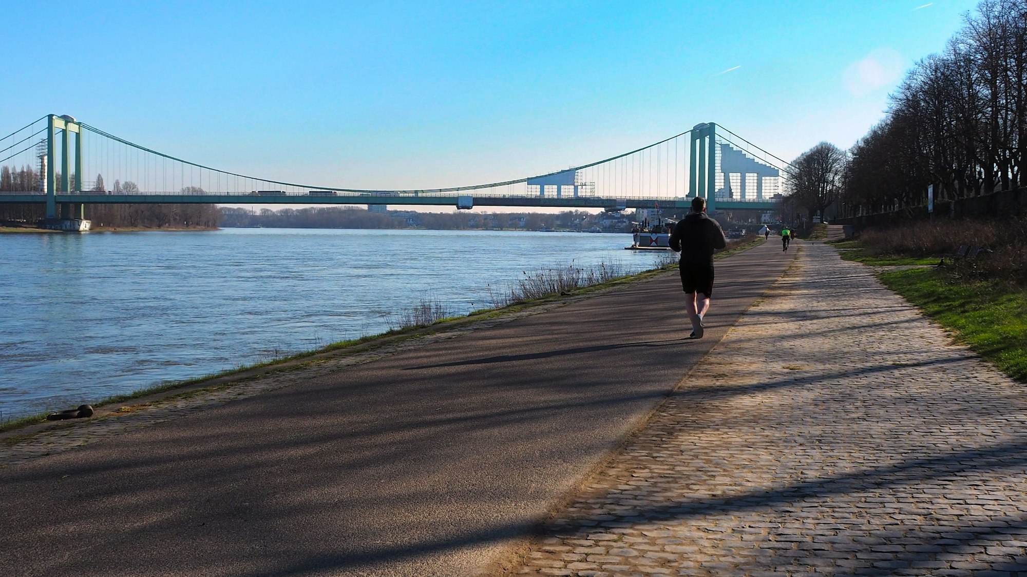 Das Marienburger Rhein-Panorama lädt zum Joggen ein.