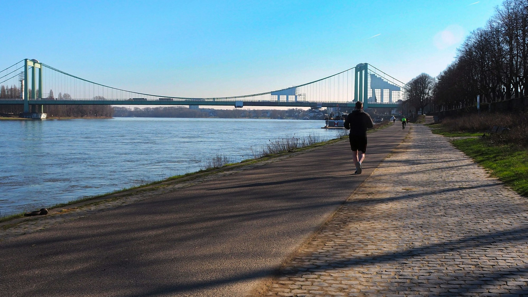 Das Marienburger Rhein-Panorama lädt zum Joggen ein.
