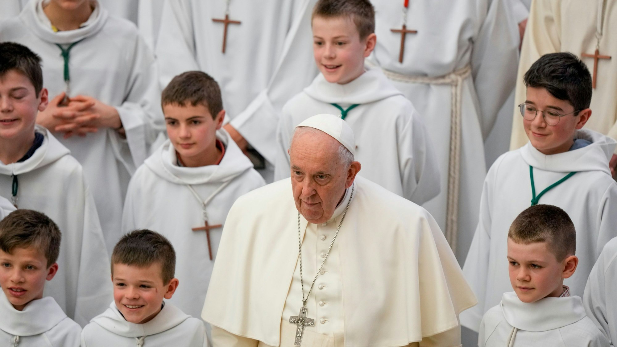 Papst Franziskus steht zusammen mit Kindern für ein Gruppenfoto während seiner wöchentlichen Generalaudienz in der Halle Papst Paul VI..