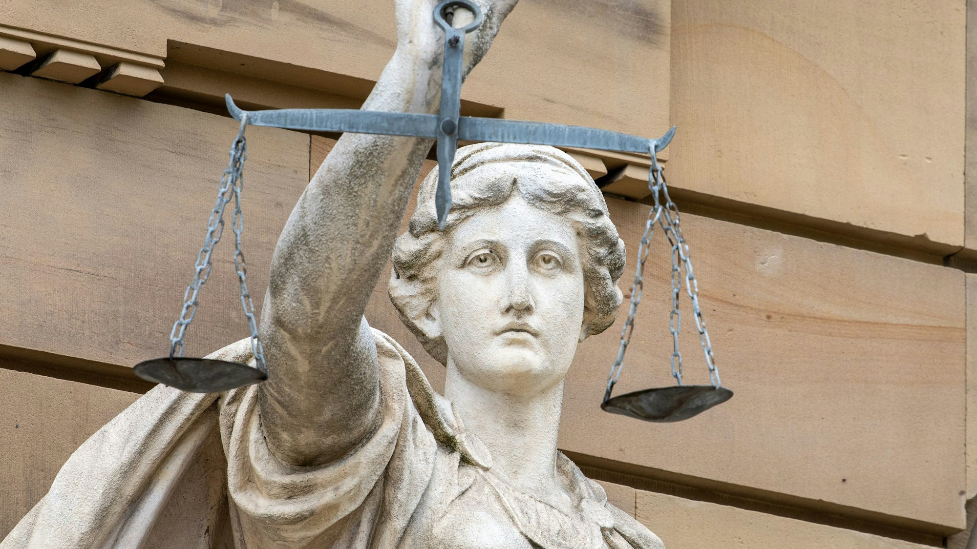 Vor dem Gebäude des Amt- und Landgerichts steht eine Statue der Göttin Justitia.