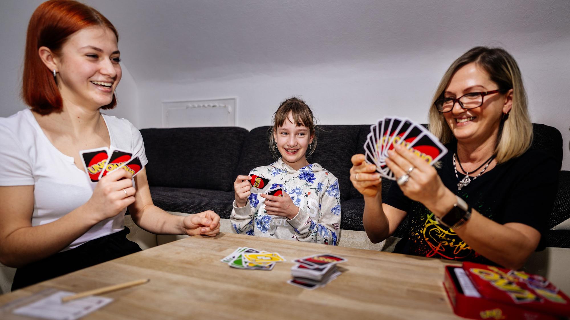 In ihrer Wohnung in Zündorf fühlen sich Elena und ihre Töchter Alexandra und Maria wohl.