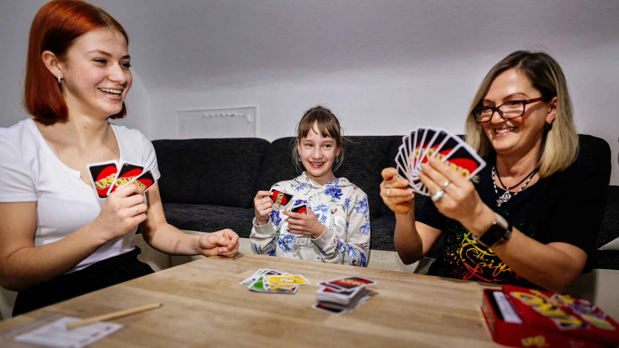 In ihrer Wohnung in Zündorf fühlen sich Elena und ihre Töchter Alexandra und Maria wohl.