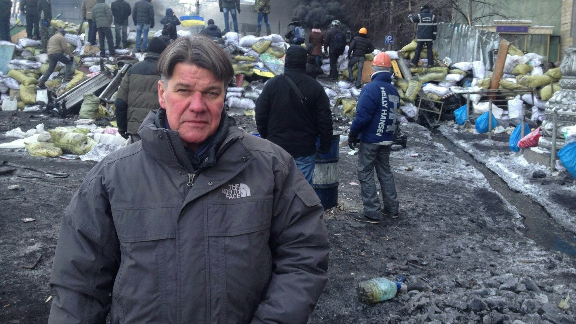 Das Foto zeigt den ARD-Korrespondenten Udo Lielischkies bei einer seiner Reportagen.