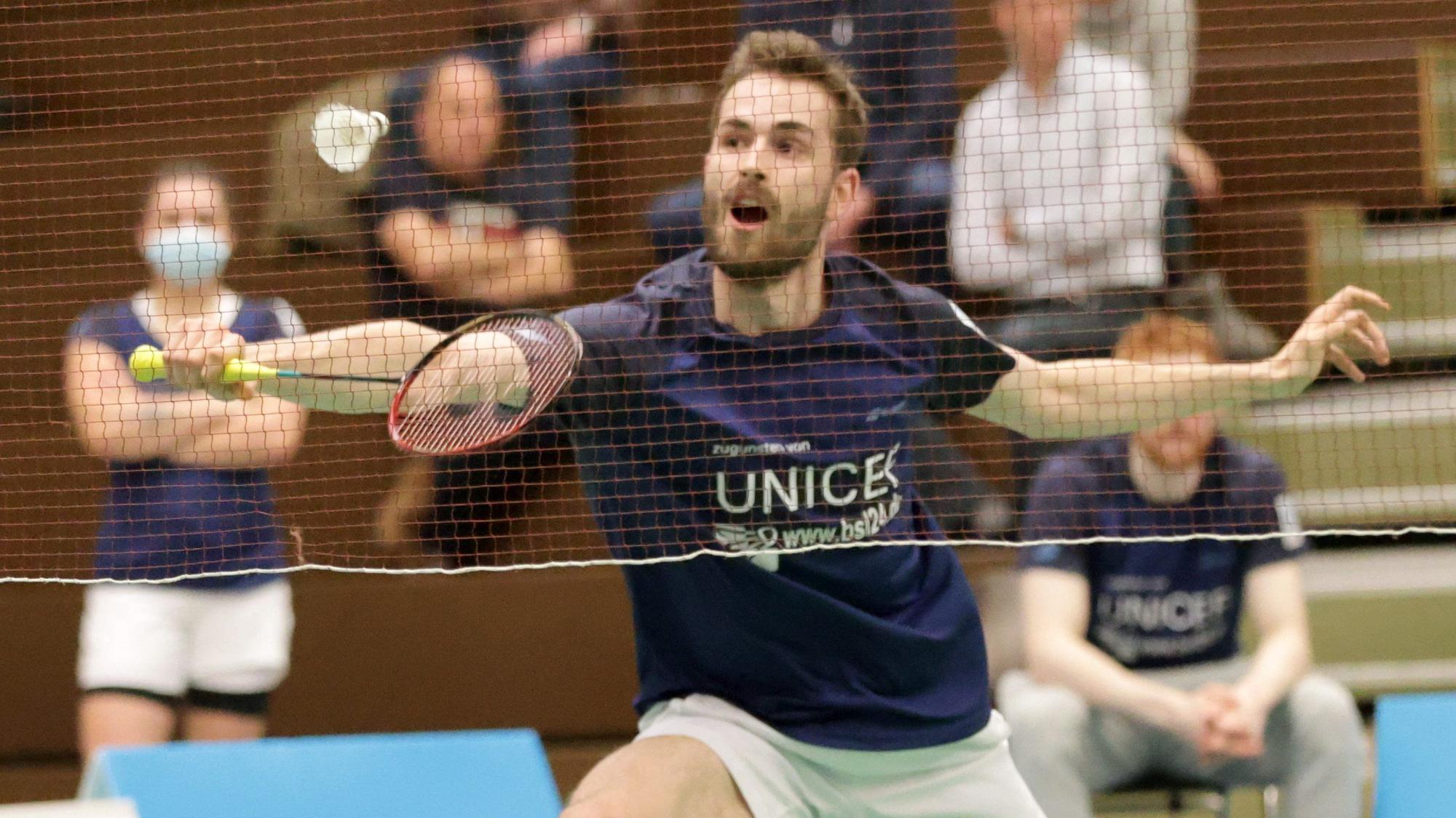 Jan Colin Völker spielt Badminton.