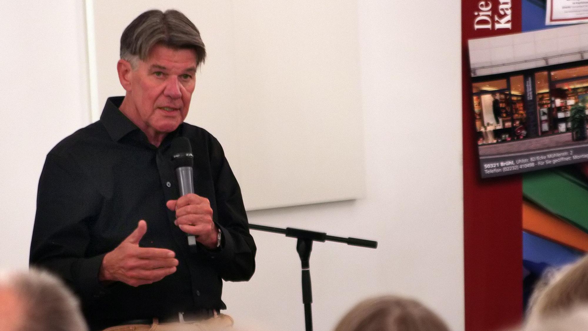 Das Foto zeigt den früheren Moskau-Korrespondent der ARD, Udo Lielischkies, bei einer Veranstaltung in Brühl im Jahr 2022.