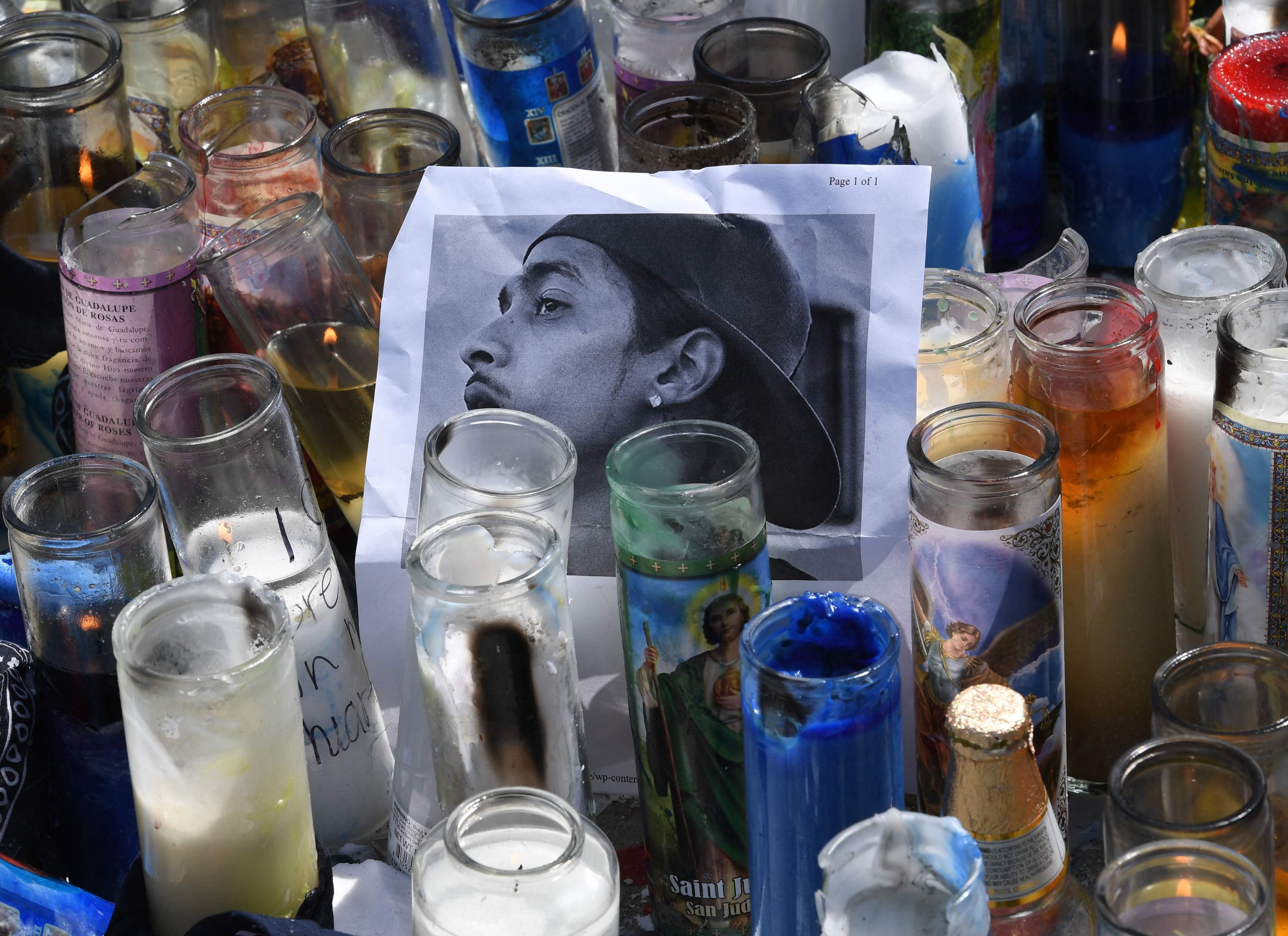 Die Gedenkstätte vor Nipsey Hussles Kleidungsgeschäfts „The Marathon“, in Los Angeles.