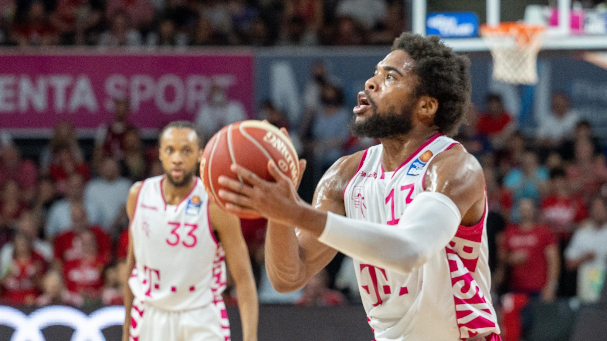 04.06.2022, Bayern, München: Basketball: Javontae Hawkins von den Telekom Baskets Bonn am Ball.