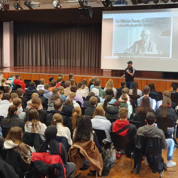 Ben Salomo steht in der Aula vor der Schülerschaft.