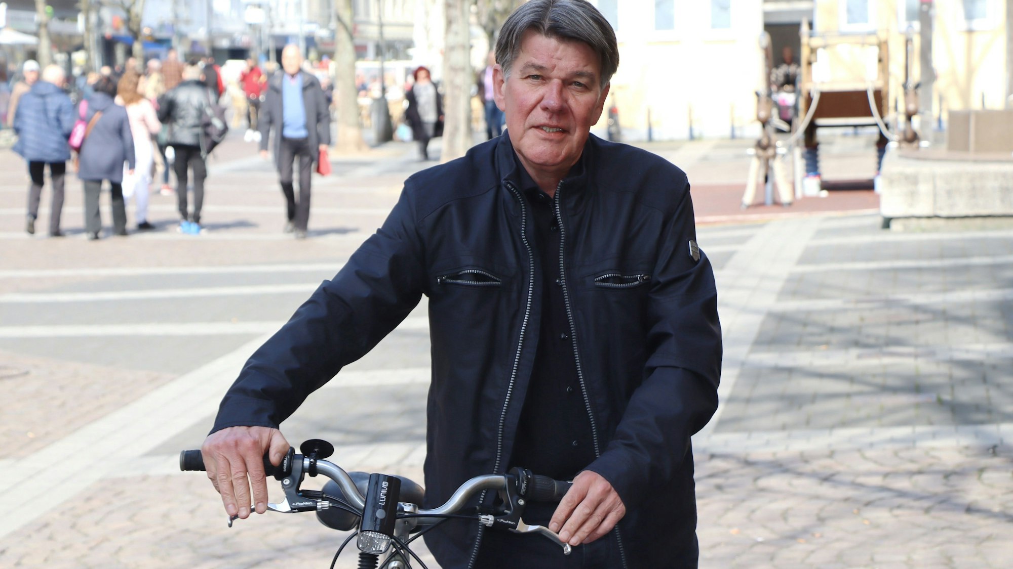 Das Foto zeigt Udo Lielischkies mit seinem Fahrrad in der Fußgängerzone von Brühl.