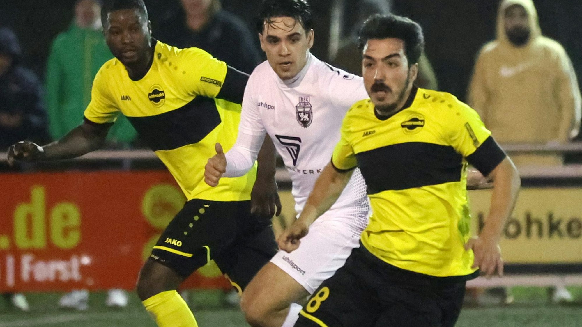 Cenk Durgun und Narciso Lubaca in den gelb-schwarzen Trikots von Eintracht Hohkeppel