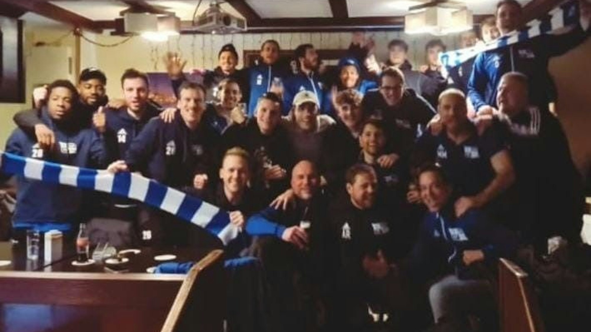 Jubel bei Blau-Weiß Köln nach dem Sieg im Viertelfinale des FVM-Pokals