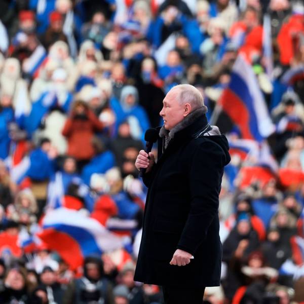 Dieses von der staatlichen russischen Nachrichtenagentur Sputnik via AP zur Verfügung gestellte Foto zeigt Wladimir Putin, Präsident von Russland, während eines Konzerts anlässlich des „Tages des Vaterlandsverteidigers“ im Luschniki-Stadion in Moskau, der in Russland am 23. Februar gefeiert wird. Ein Jahr nach dem Einmarsch in die Ukraine hat Kremlchef Wladimir Putin bei einem Auftritt in Moskau die russischen Soldaten gewürdigt.