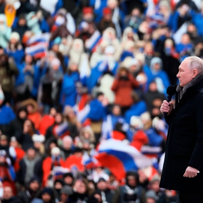 Dieses von der staatlichen russischen Nachrichtenagentur Sputnik via AP zur Verfügung gestellte Foto zeigt Wladimir Putin, Präsident von Russland, während eines Konzerts anlässlich des „Tages des Vaterlandsverteidigers“ im Luschniki-Stadion in Moskau, der in Russland am 23. Februar gefeiert wird. Ein Jahr nach dem Einmarsch in die Ukraine hat Kremlchef Wladimir Putin bei einem Auftritt in Moskau die russischen Soldaten gewürdigt.