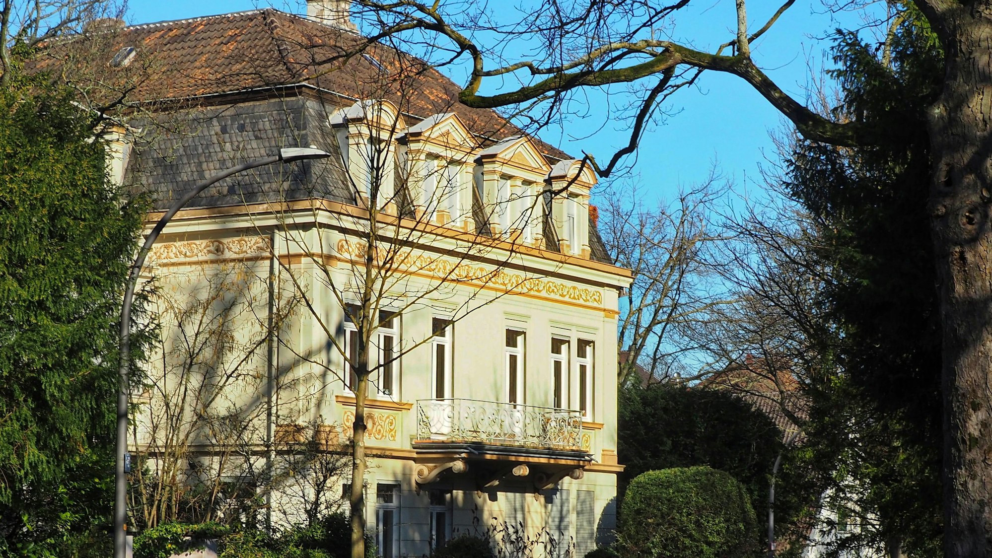 Prachtvolle Villen gibt es in Köln-Marienburg zu sehen.