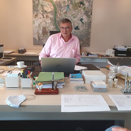 Bürgermeister Stephan Vehreschild sitzt an seinem Schreibtisch hinter einem Laptop.