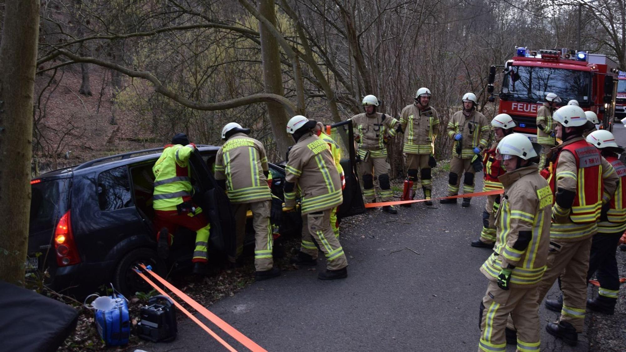 Unfall Irlermühle – Feuerwehr sichert Auto an Böschung