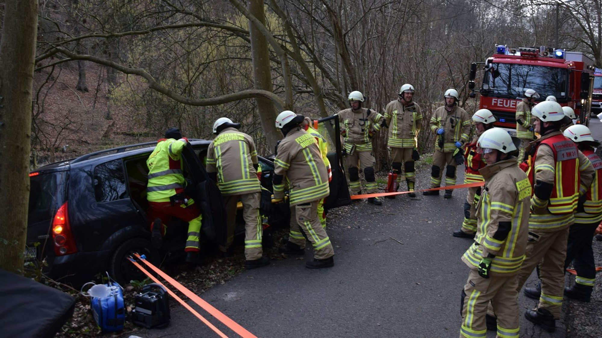 Unfall Irlermühle – Feuerwehr sichert Auto an Böschung