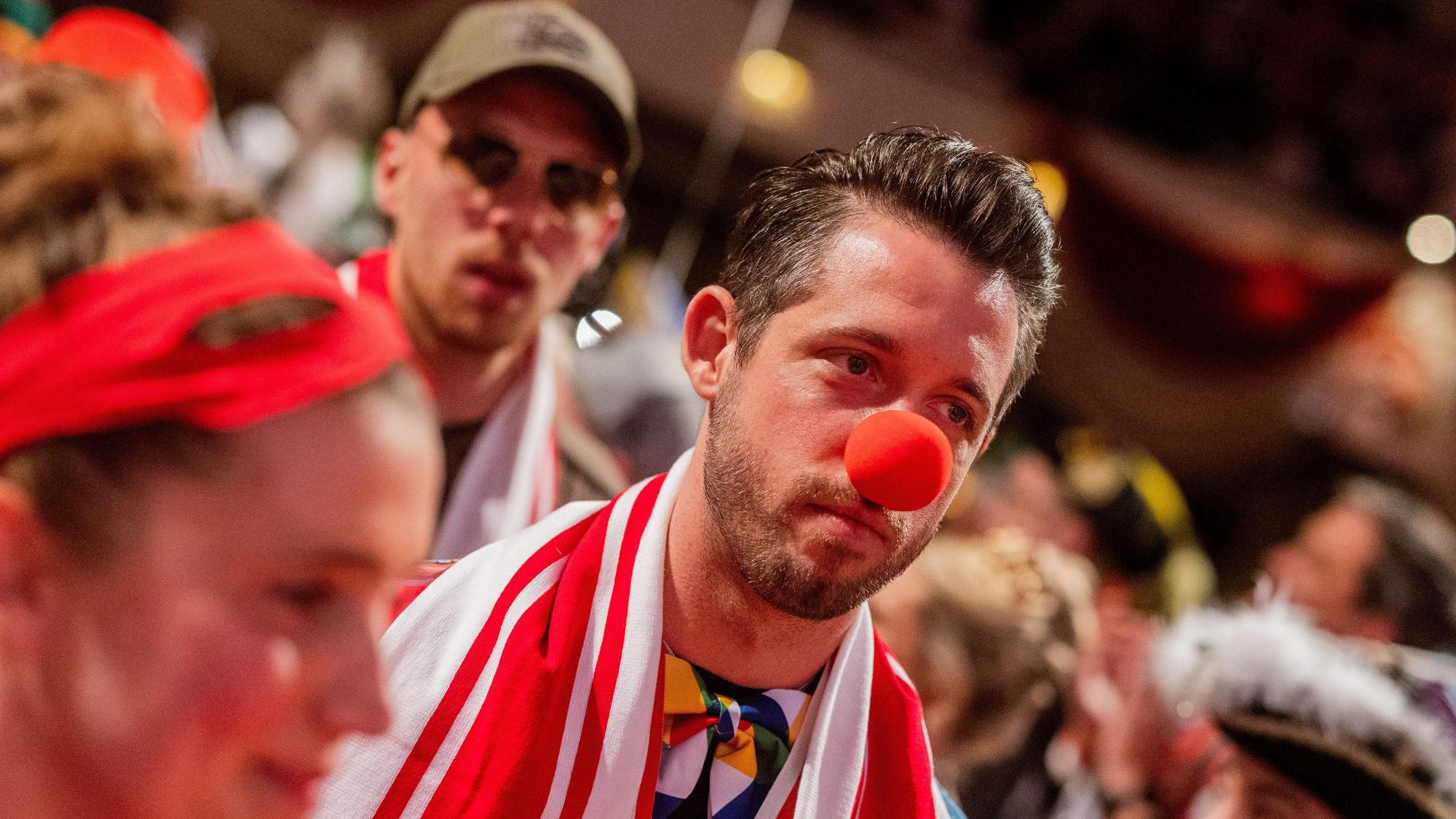 14.02.2023, Nordrhein-Westfalen, Köln: Mark Uth kommt mit Pappnase zur Karnevalssitzung des 1. FC Köln. Foto: Rolf Vennenbernd/dpa - WICHTIGER HINWEIS: Gemäß den Vorgaben der DFL Deutsche Fußball Liga bzw. des DFB Deutscher Fußball-Bund ist es untersagt, in dem Stadion und/oder vom Spiel angefertigte Fotoaufnahmen in Form von Sequenzbildern und/oder videoähnlichen Fotostrecken zu verwerten bzw. verwerten zu lassen. +++ dpa-Bildfunk +++