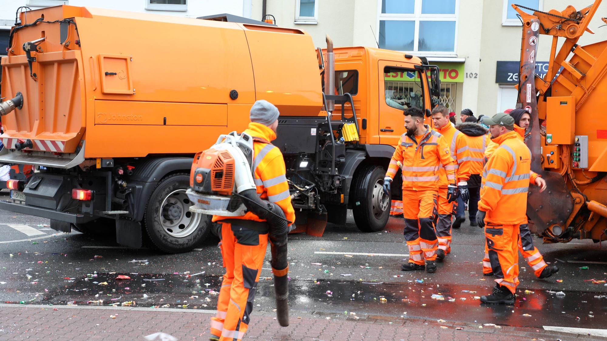 Stadtreiniger sammeln Müll in Bergisch Gladbach auf.