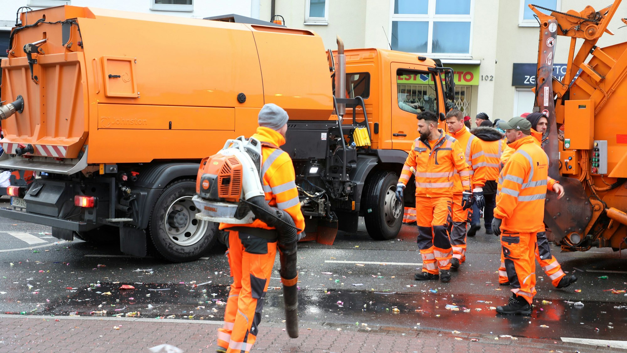 Stadtreiniger sammeln Müll in Bergisch Gladbach auf.