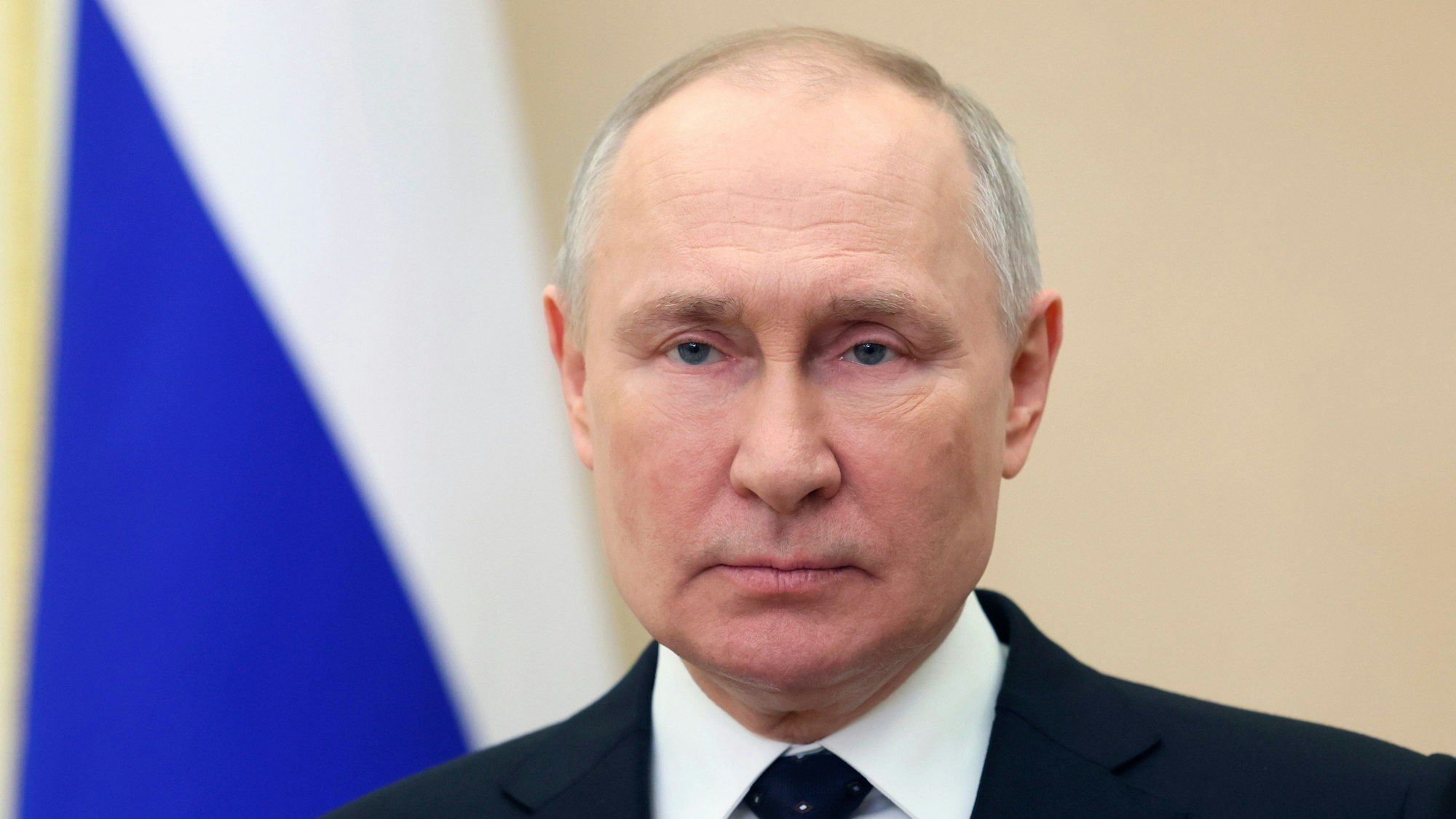 Dieses von der staatlichen russischen Nachrichtenagentur Sputnik via AP zur Verfügung gestellte Foto zeigt Wladimir Putin, Präsident von Russland, während einer Ansprache per Videolink an Kriegsveteranen, Militärangehörige, das zivile Personal der russischen Streitkräfte und russische Bürger am „Tag des Verteidigers des Vaterlandes“.
