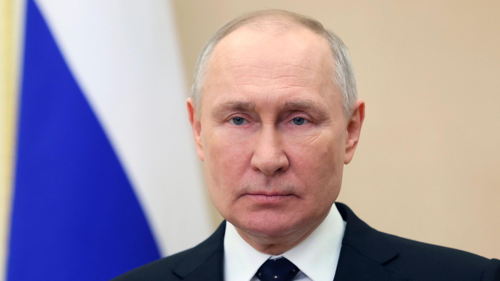 Dieses von der staatlichen russischen Nachrichtenagentur Sputnik via AP zur Verfügung gestellte Foto zeigt Wladimir Putin, Präsident von Russland, während einer Ansprache per Videolink an Kriegsveteranen, Militärangehörige, das zivile Personal der russischen Streitkräfte und russische Bürger am „Tag des Verteidigers des Vaterlandes“.