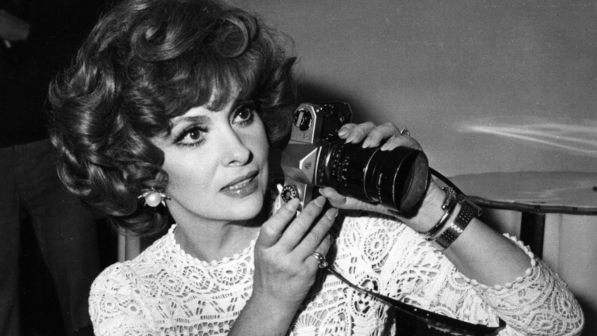 Gina Lollobrigida mit Fotoapparat.