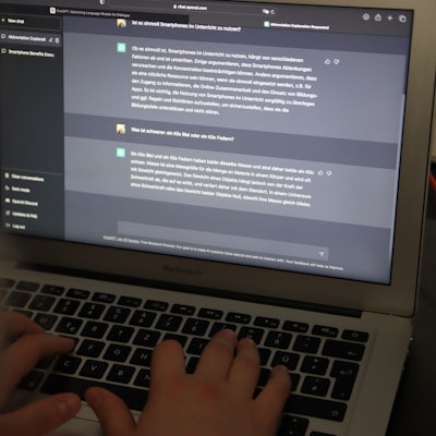 Der Sprach-KI ChatGPT kann man jede Menge Fragen stellen.