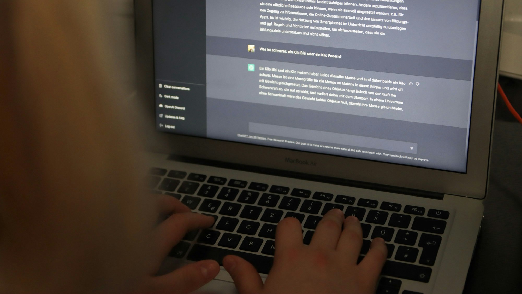 Der Sprach-KI ChatGPT kann man jede Menge Fragen stellen.